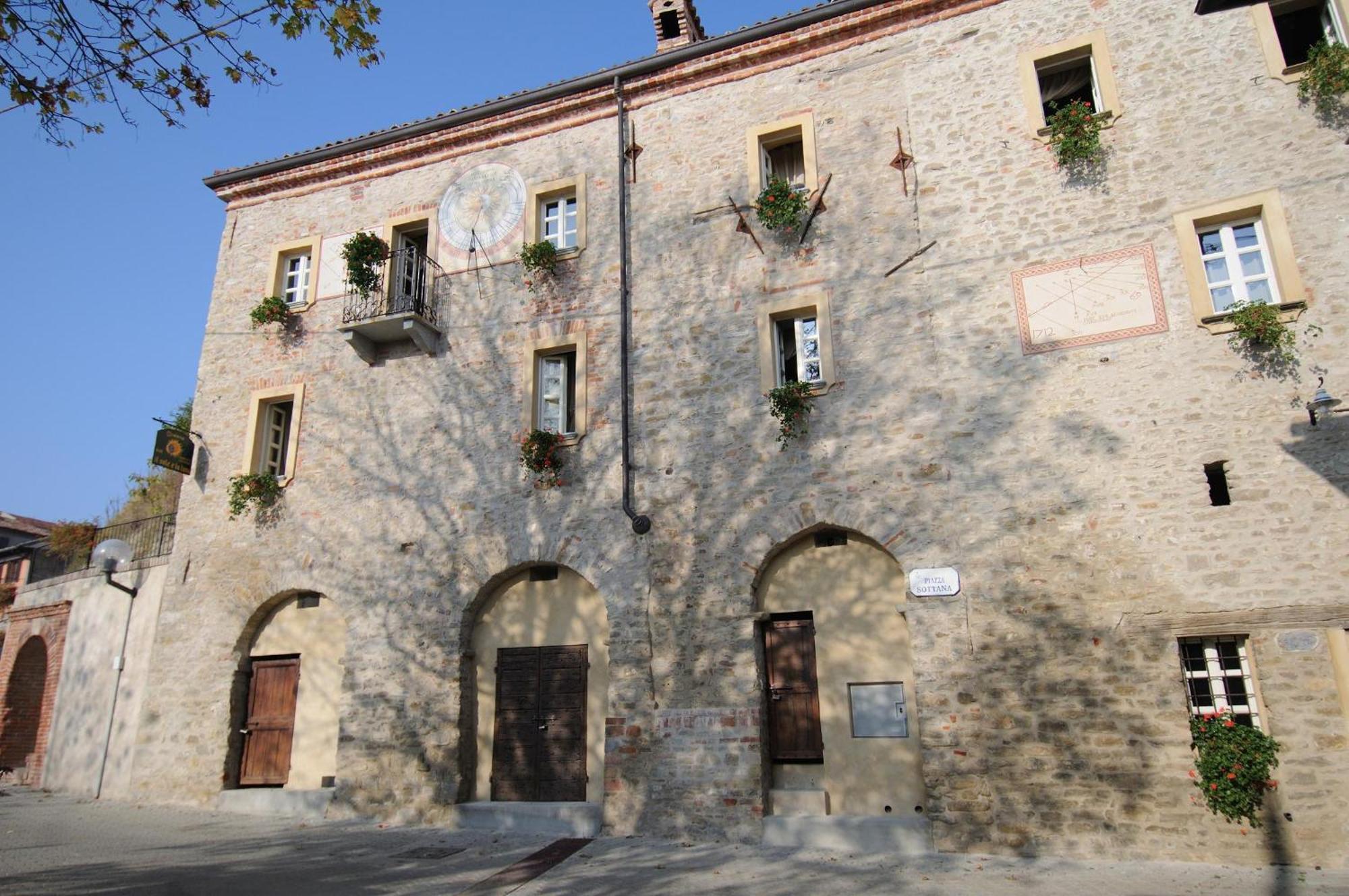Dimora Storico Romantica Il Sole E La Luna Cerretto Langhe Exterior foto